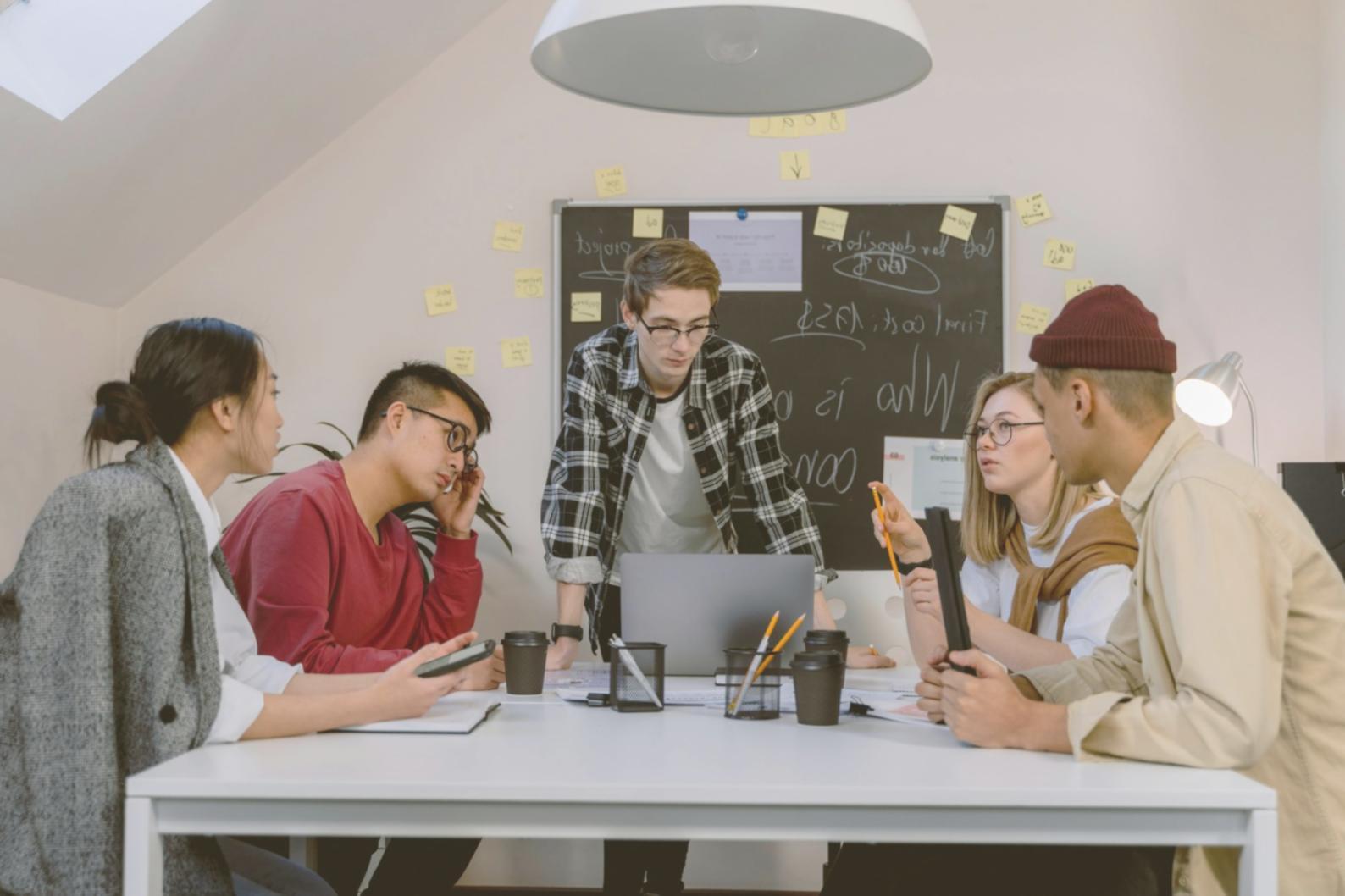 Team di lavoro che analizza documenti finanziari e strategie aziendali