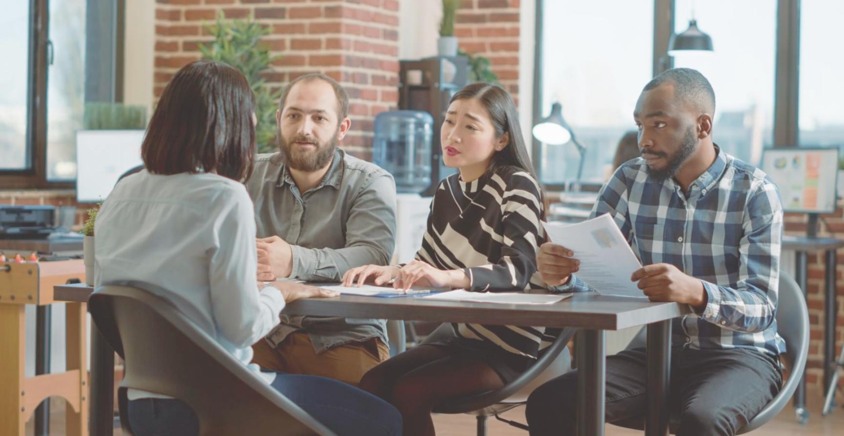 Ambiente ufficio moderno con postazioni di lavoro organizzate