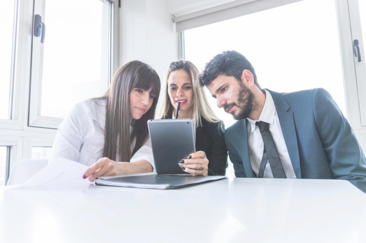 Team di lavoro che collabora su processi aziendali ottimizzati