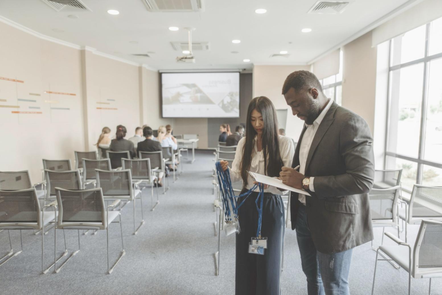 Team di consulenti finanziari durante una sessione di analisi aziendale